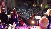 Tříkrálový koncert zpěvačky Moniky Absolonové a Boom!Bandu Jiřího Dvořáka naplnil kostel sv. Mikuláše v Horní Brusnici.