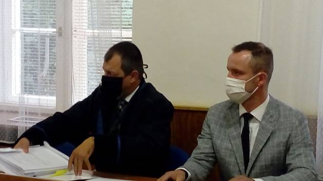 Odsouzený Vojtěch Chaura z Pardubic (vpravo) u Okresního soudu v Trutnově.