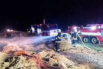 V Dubenci hořely v noci balíky slámy, hasiči rychle zasáhli