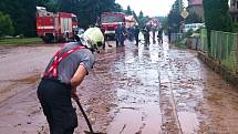 PROBLÉMY po bouři měli  obyvatelé obce Kruh u Jilemnice. Hasiči odčerpávali vodu ze zatopených sklepů a mnoho práce jim dalo odstranit nánosy bahna z návsi i komunikací.