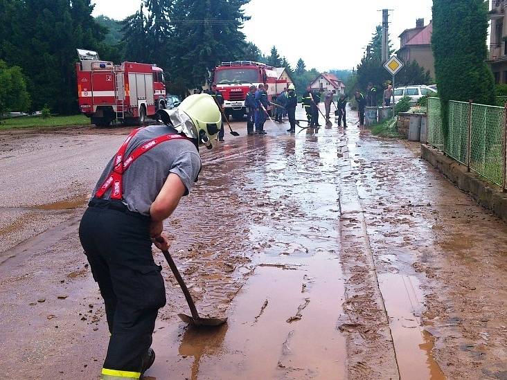 PROBLÉMY po bouři měli  obyvatelé obce Kruh u Jilemnice. Hasiči odčerpávali vodu ze zatopených sklepů a mnoho práce jim dalo odstranit nánosy bahna z návsi i komunikací.