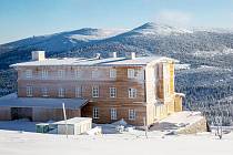 V nadmořské výšce 1288 metrů staví vrchlabská firma novou Petrovu boudu. Musí se vypořádat s náročnými klimatickými podmínkami na hřebenech Krkonoš. 