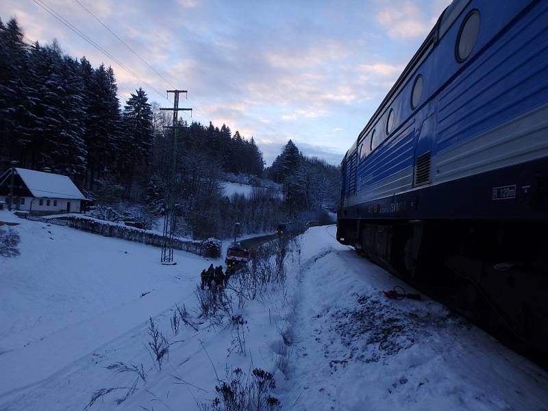 Během jízdy rychlíku začala hořet lokomotiva na železniční trati v Bohuslavicích u Trutnova.