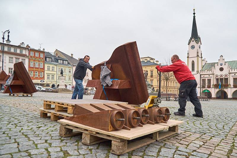 Ocelové klavíry na Krakonošově náměstí v Trutnově.