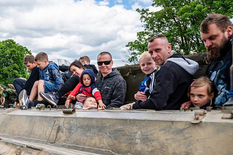 Sraz vojenské techniky u dělostřelecké tvrze Stachelberg přilákal stovky diváků.