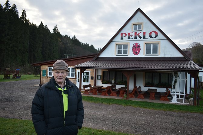 Zdeněk Drahokoupil z Trutnova u restaurace Peklo, kde se v roce 1968 poprvé potkal s Václavem Havlem. Venku opékali buřty a pili pivo.