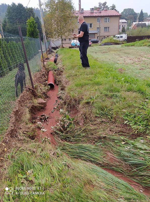 Borovničkou se valily v pondělí navečer velké proudy vody. Nebylo to poprvé, nyní však nejsilněji za poslední roky.