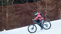 Při závodě Chinese Downhill sjížděli bikeři červenou sjezdovku ve Svatém Petru ve Špindlerově Mlýně.