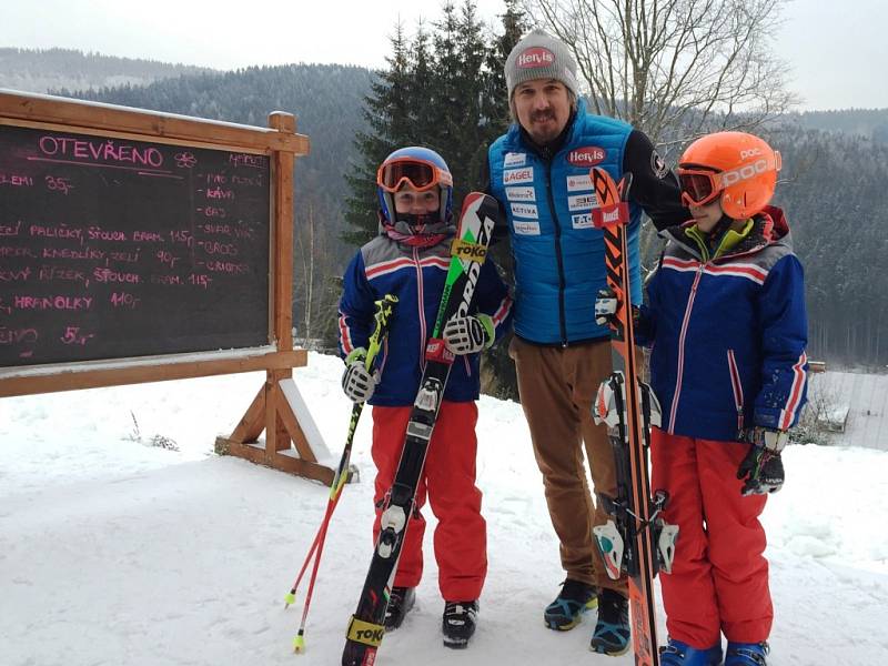 VE SKIAREÁLU HERLÍKOVICE zahájily sezónu o tomto víkendu a návštěvníci se tu mohli potkat i s českou lyžařskou jedničkou Ondřejem Bankem. 