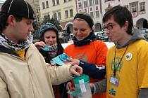 Skupinky studentů dva dny pomáhaly organizaci Adra vybírat finanční  příspěvky od dárců v Trutnově. Včera zavítaly i na Krakonošovo náměstí.
