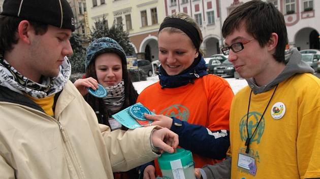 Skupinky studentů dva dny pomáhaly organizaci Adra vybírat finanční  příspěvky od dárců v Trutnově. Včera zavítaly i na Krakonošovo náměstí.