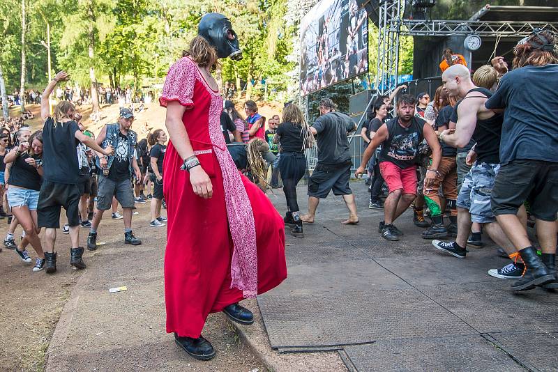 V Trutnově se rozjel festival nejtvrdší hudby Obscene Extreme. Potrvá do neděle, představí se při něm bezmála devadesát kapel z celého světa.