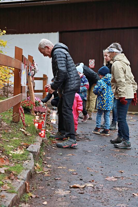 Lidé vyrazili 17. listopadu k chalupě Václava Havla na Hrádeček.