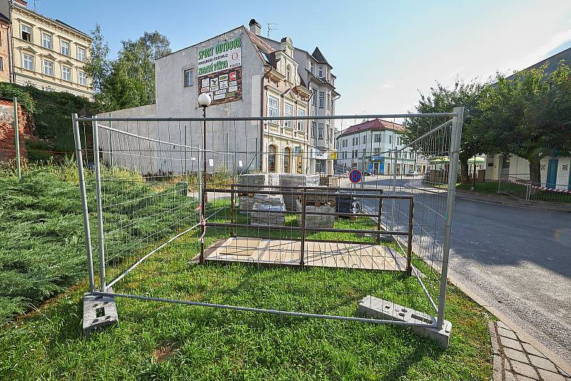 První část rekonstrukce pěší zóny v historickém jádru Trutnova se odehrává v úseku od Krakonošova náměstí po Svatojanské náměstí.