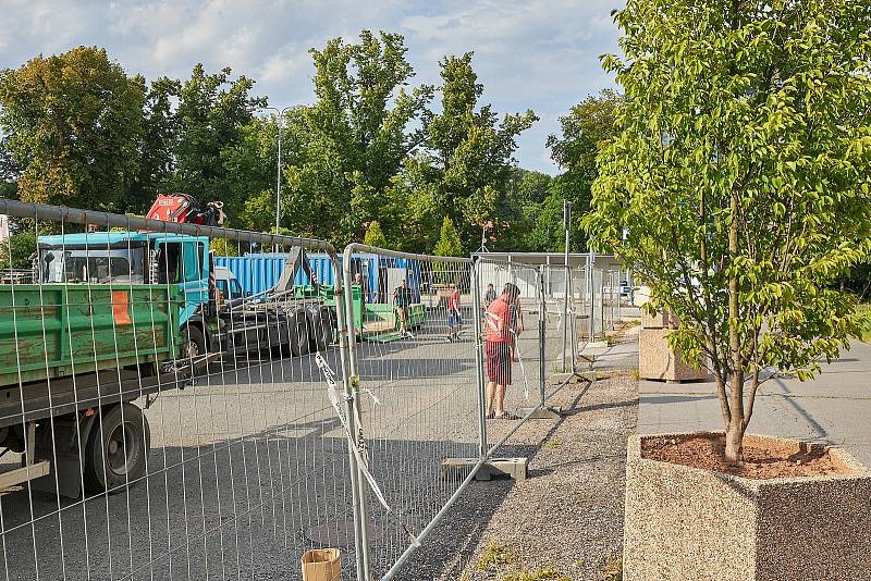 Kvůli rekonstrukci pěší zóny v Horské ulici v Trutnově je od pondělí až do května příštího roku uzavřené malé parkoviště vedle autobusového nádraží.