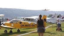 Letecký den ve Dvoře Králové byl oslavou 70. výročí založení místního letiště. Tisíce diváků nadchl špičkový akrobatický pilot Martin Šonka, dvorský rodák.