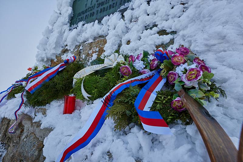 Lidé si ve středu připomněli 108. výročí tragického úmrtí lyžařů Bohumila Hanče a Václava Vrbaty u jejich mohyly na Zlatém návrší.