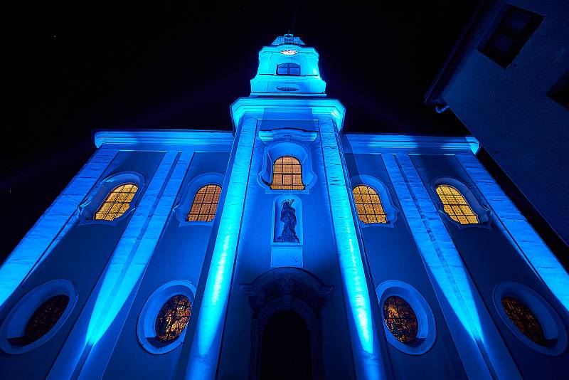 V pátek večer se nádherně rozzářil trutnovský kostel Narození Panny Marie. Bylo to dílo techniků trutnovského Uffa.