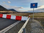 Takhle to vypadá na česko-polské hranici Královec/Lubawka. Kdy se začne stavět dálniční propojení české D11 na polskou S3, stále není jasné..