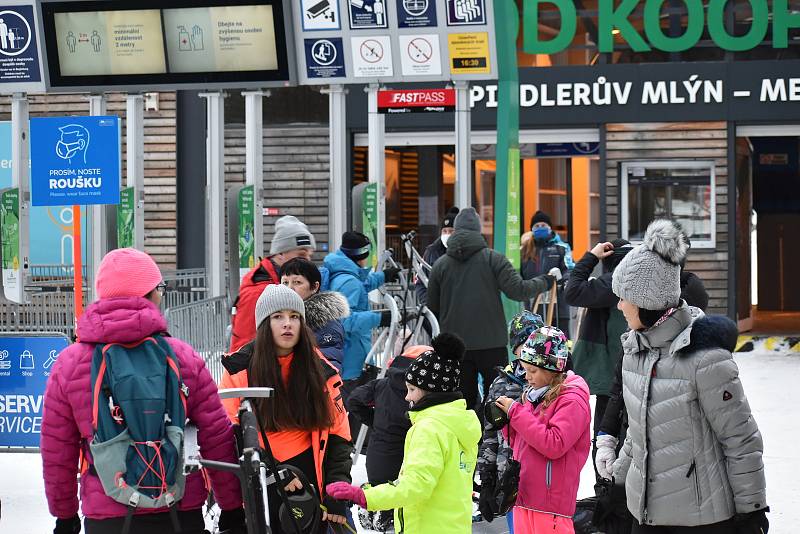 Ve Špindlerově Mlýně u dolní stanice lanovky na Medvědín bylo v sobotu hodně lidí.
