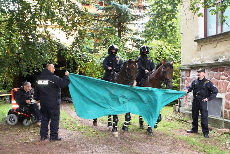 Na trutnovské faře vozíčkárům předvedli zásahy policisté na koních