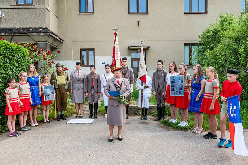 Odhalení kamenů zmizelých veliteli sokolské odbojové skupiny S 21 B Josefu Schejbalovi a jeho spolupracovníkovi Stanislavu Prouzovi v Malých Svatoňovicích.