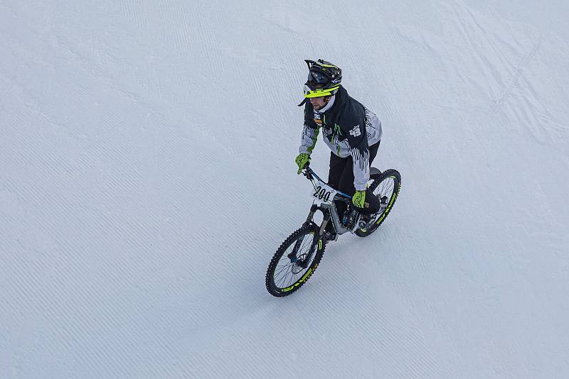 Při závodě Chinese Downhill sjížděli bikeři červenou sjezdovku ve Svatém Petru ve Špindlerově Mlýně.