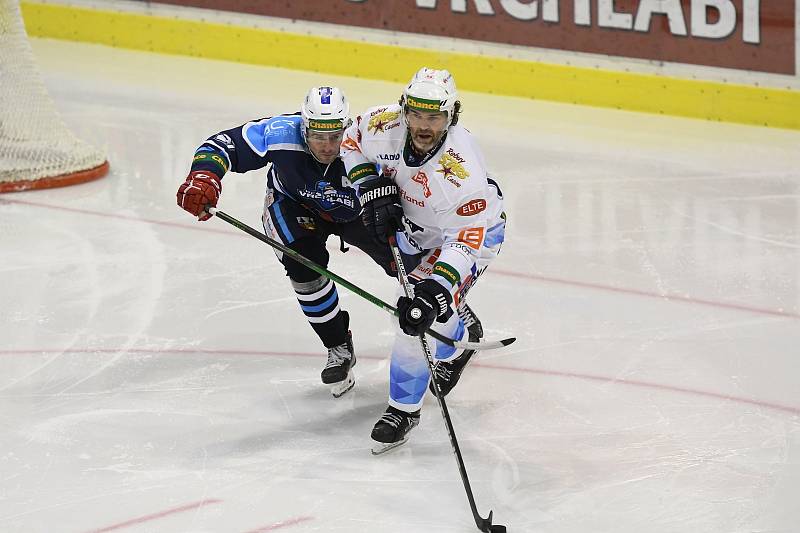 Vrchlabský obránce Tomáš Linhart je od české hokejové legendy mladší o 12 let a jediný den.