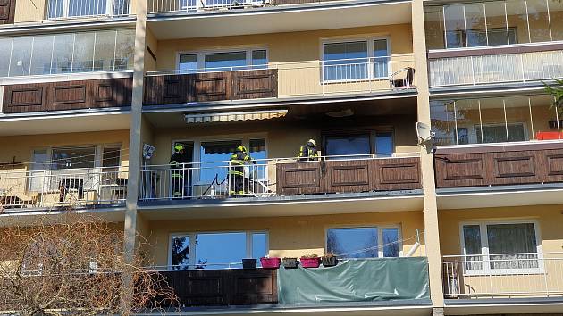 Hasiči zasahovali v sobotu ve Špindlerově Mlýně při požáru na balkoně bytu v Bedřichově.