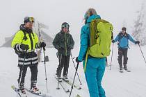 Policisté hlídkují na lyžích na hřebenech Krkonoš se strážci Krkonošského národního parku.
