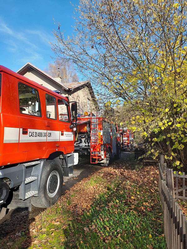Čtyři jednotky hasičů zasahovaly v úterý odpoledne u požáru v Hostinném v ulici U Konírny.