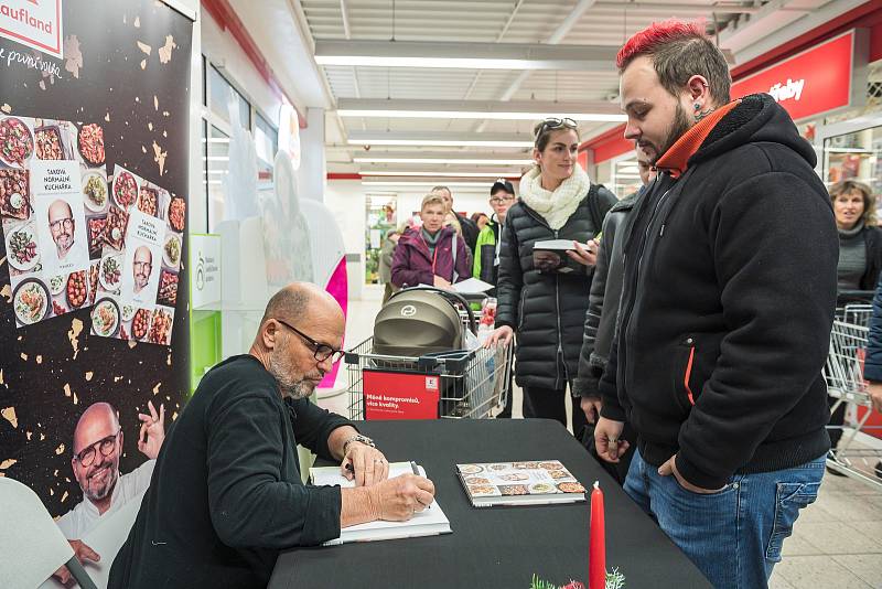 Známý šéfkuchař Zdeněk Pohlreich obsluhoval v sobotu zákazníky v trutnovském Kauflandu.