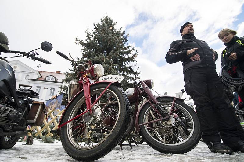 Veteran Car Club Dvůr Králové nad Labem pořádal v sobotu Tříkrálovou jízdu.