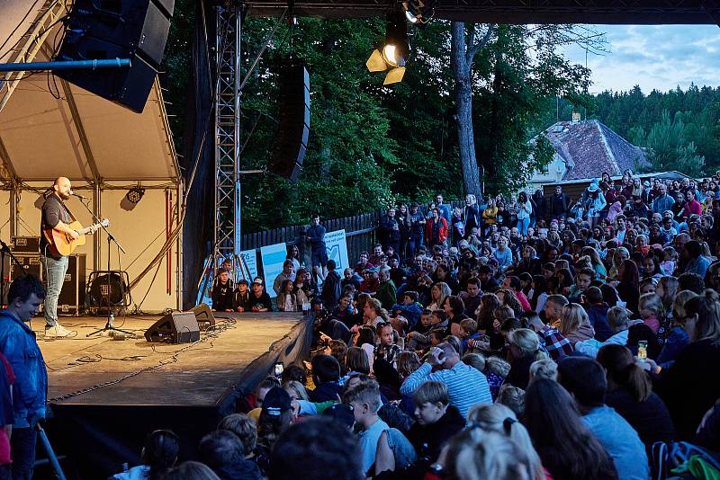 Koncert písničkáře Pokáče zahájil Kulturní léto na Štěrbově vile na Přehradě Les Království.