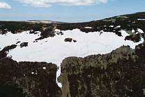 V Krkonoších v sobotu 9. července roztálo sněhové pole Mapa republiky na úbočí Studniční hory. Stalo se tak o čtyři dny dříve než loni.