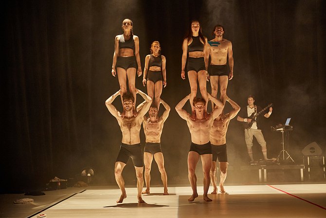 Soubor Losers Cirque Company absolvoval v trutnovském Uffu generálku před premiérou nové akrobatické show Konkurz, kterou zahájí 2. června 11. ročník festivalu Cirk-UFF.