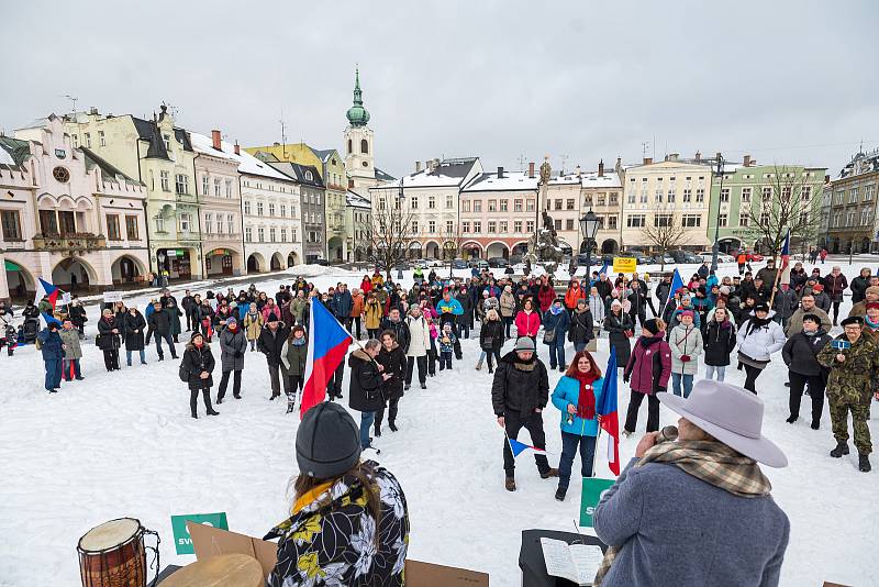 Demonstrace odpůrců protipandemických opatření v Trutnově na Krakonošově náměstí v neděli 23. ledna.