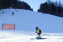 SJEZDOVKY jsou plné lyžařů. Sezonu zahájily všechny známé krkonošské areály. Například v Herlíkovicích se lyžaři proháněli na sjezdovce  LV Sever.