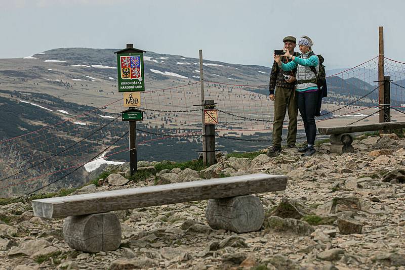 Krkonoše lákají turisty v létě i zimě.