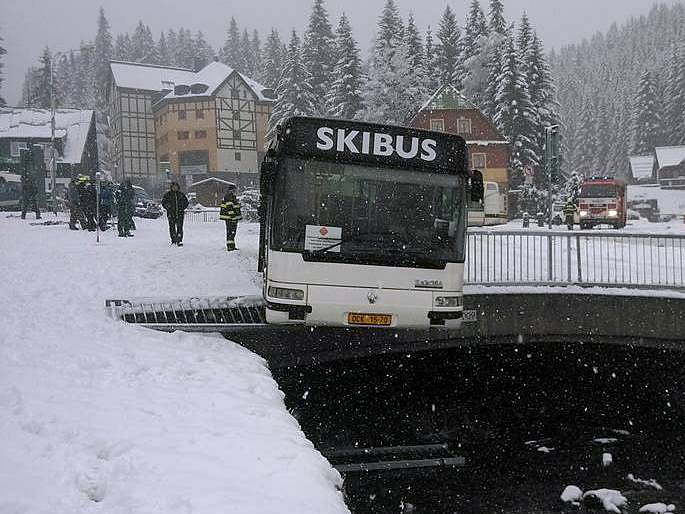 Skibus zůstal viset na mostě nad Úpou