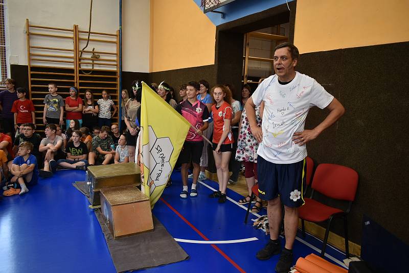Učitelé a žáci ZŠ Úpice-Lány ve středu připravili krásné rozloučení řediteli Petru Kalouskovi, který odchází předčasně do důchodu.