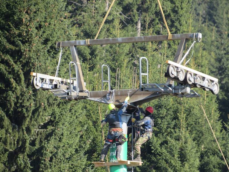 Dvoutunové podpěry nové lanovky na trase Horní Mísečky - Medvědín usazoval vrtulník. V provozu ji chtějí mít letos o Vánocích.