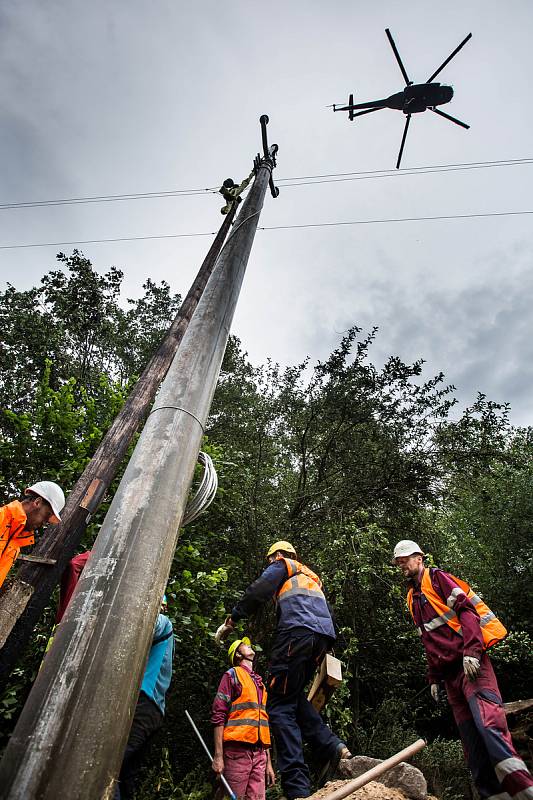 V Černém Dole na Trutnovsku byly usazeny nové stožáry elektrického vedení. Kvůli nepřístupnému terénu pro jeřáb musel stožáry usadit speciální vrtulník.