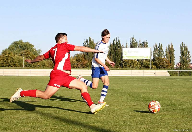 Lídr ze Skřivan (červené dresy) byl tvrdým oříškem i pro rezervu Vrchlabí. V sezoně ještě vedoucí tým soutěže neztratil.