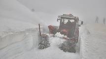 Sněžná fréza se ve čtvrtek prokousávala vydatnými sněhovými bariérami na Zlatém návrší v Krkonoších. Pořádný kus práce měla také u mohyly Hanče a Vrbaty.