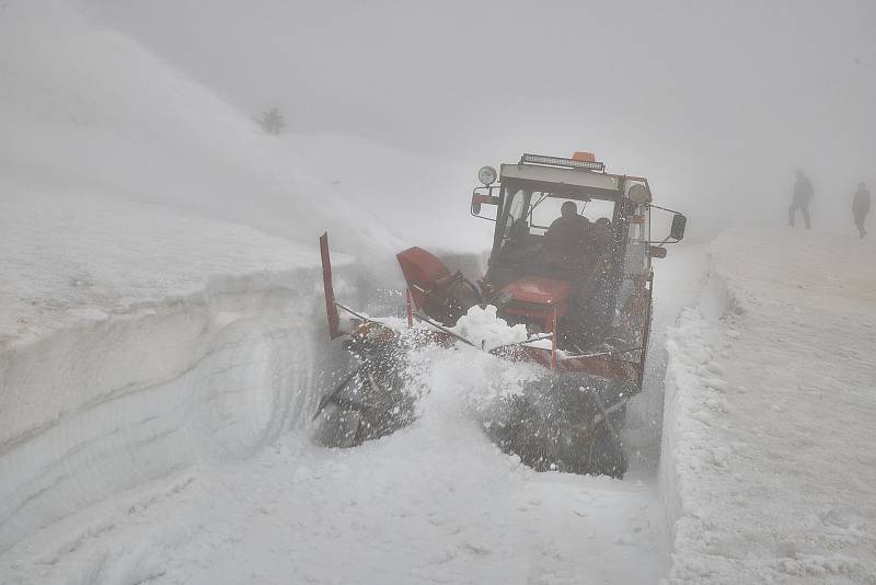 Sněžná fréza se ve čtvrtek prokousávala vydatnými sněhovými bariérami na Zlatém návrší v Krkonoších. Pořádný kus práce měla také u mohyly Hanče a Vrbaty.