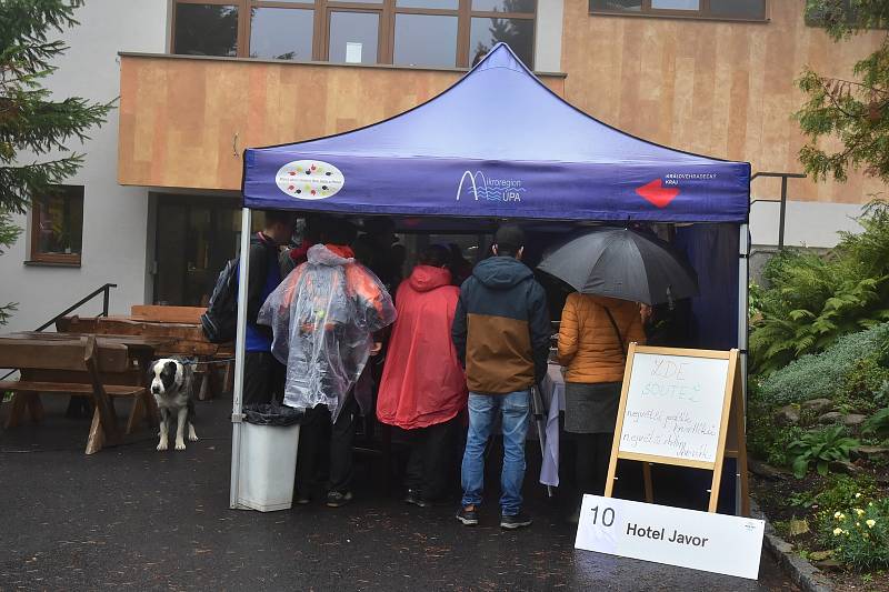 Polévky tekly v Malé Úpě proudem. Kdo jich neměl dost, mohl okusit pálivé chilli papričky či se popasovat s borůvkovými knedlíky.