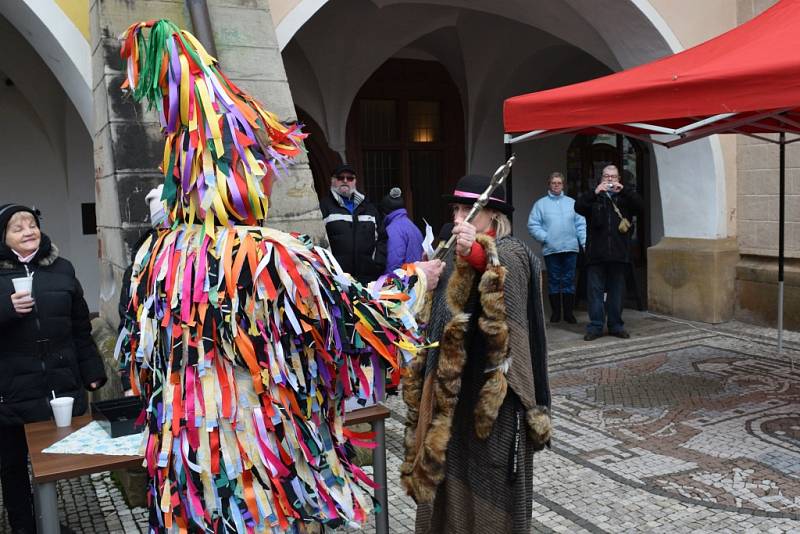 Přehlídkou zajímavých a neobvyklých masek byl masopust v Hostinném. 