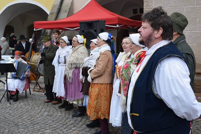 Přehlídkou zajímavých a neobvyklých masek byl masopust v Hostinném. 