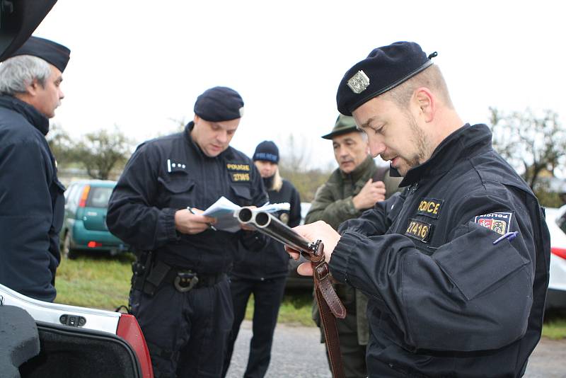Trutnovští policisté kontrolovali myslivce v Lánově.